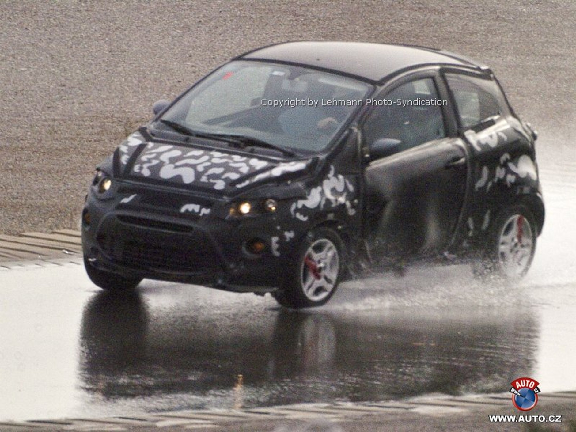 Zdjęcia szpiegowskie: mały Ford odrzuca KAmuflaż