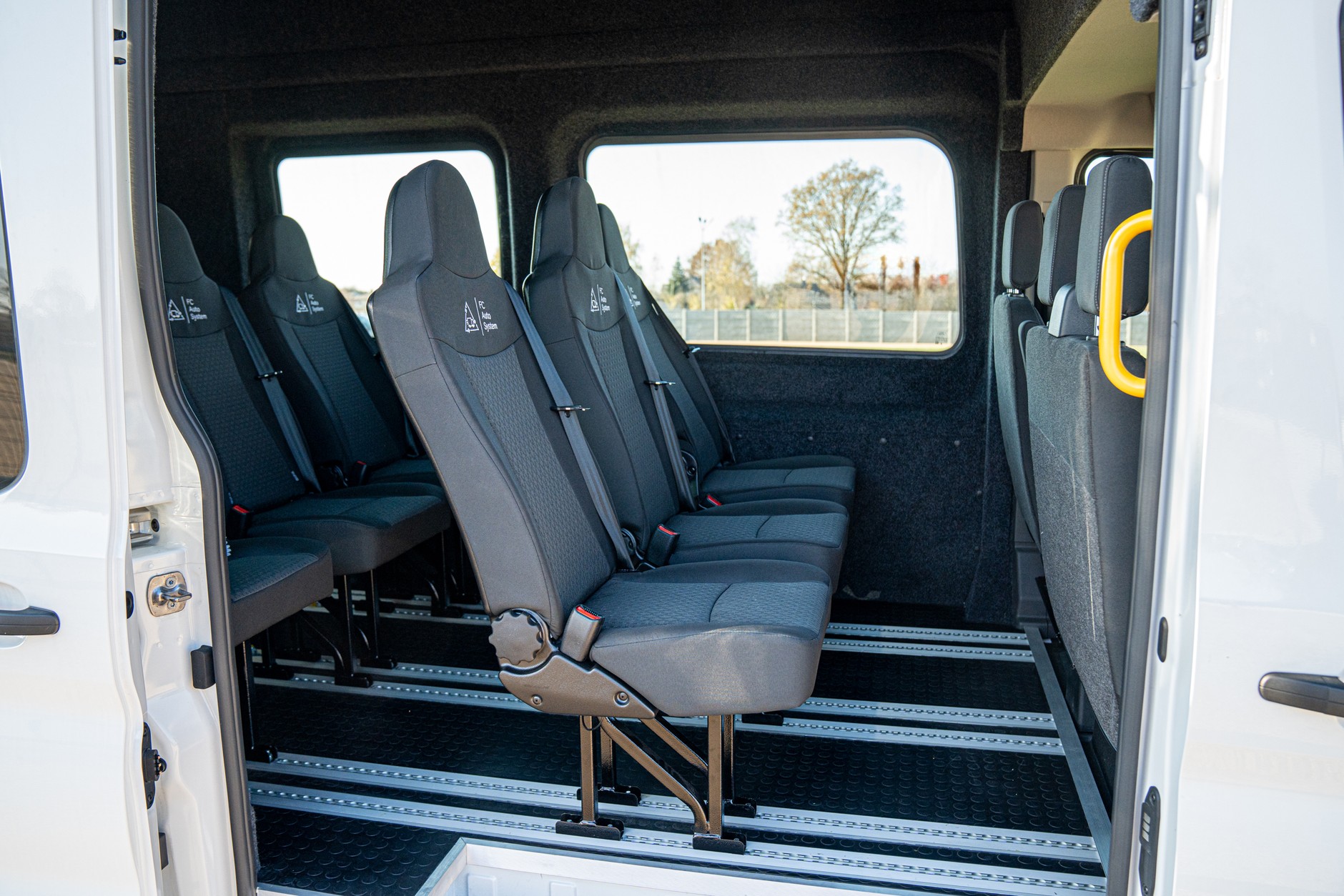 Ford Transit z podnośnikiem dla wózków inwalidzkich