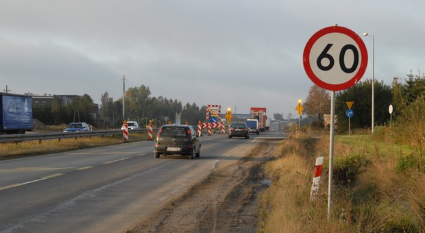 Jedziesz w kolumnie. Widzisz ograniczenie prędkości. Zwolnisz?
