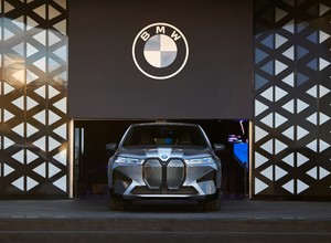 BMW tworzy prywatną salę kinową w samochodzie