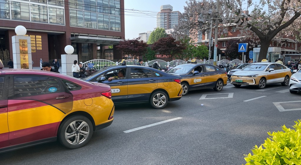 Chińskie taksówki Beijing EU5 (BAIC) przed szpitalem w Pekinie