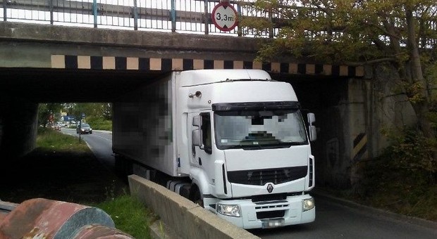 TIR zaklinował się pod wiaduktem – myślał, że znowu się uda