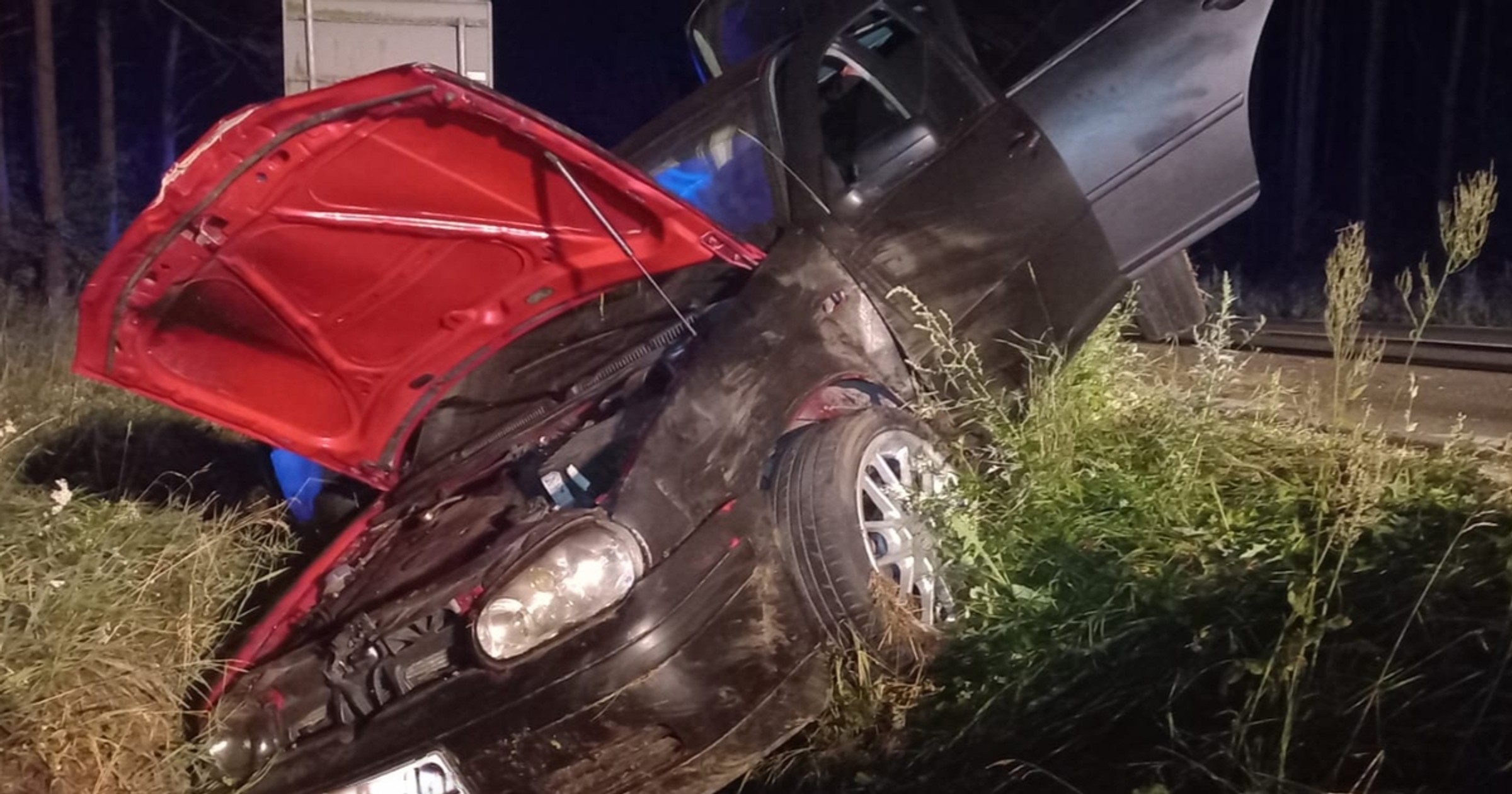 Kierowca Golfa miał sądowy zakaz. "Wylądował" w rowie