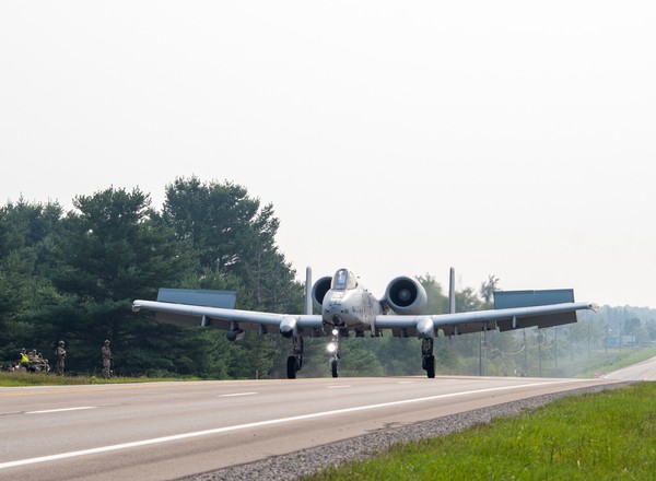 Samoloty wojskowe lądowały na autostradzie w Michigan