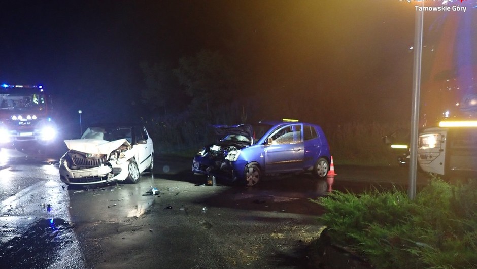 Obraz pochodzący z serwisu https://tarnowskie-gory.policja.gov.pl/k26/informacje/wiadomosci/388950,Wypadek-w-Zbroslawicach-ranne-trzy-osoby.html
