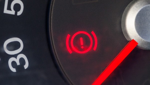 Kółko z wykrzyknikiem na desce rozdzielczej samochodu. Co oznacza ten wskaźnik?