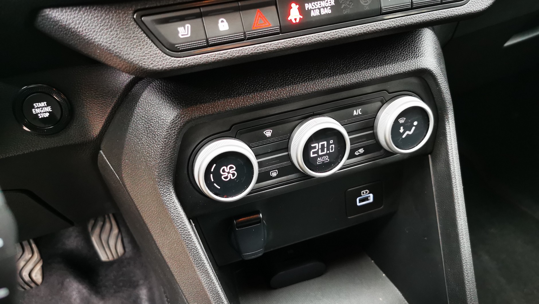 Dacia Jogger: proste rozwiązania bywają najlepsze – trzy pokrętła do sterowania nawiewami i klimatyzacją.
