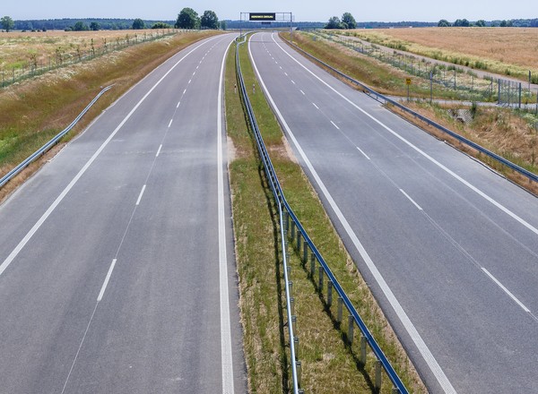 Zawrócił i ruszył pod prąd pasem awaryjnym na S7 [Nagranie]