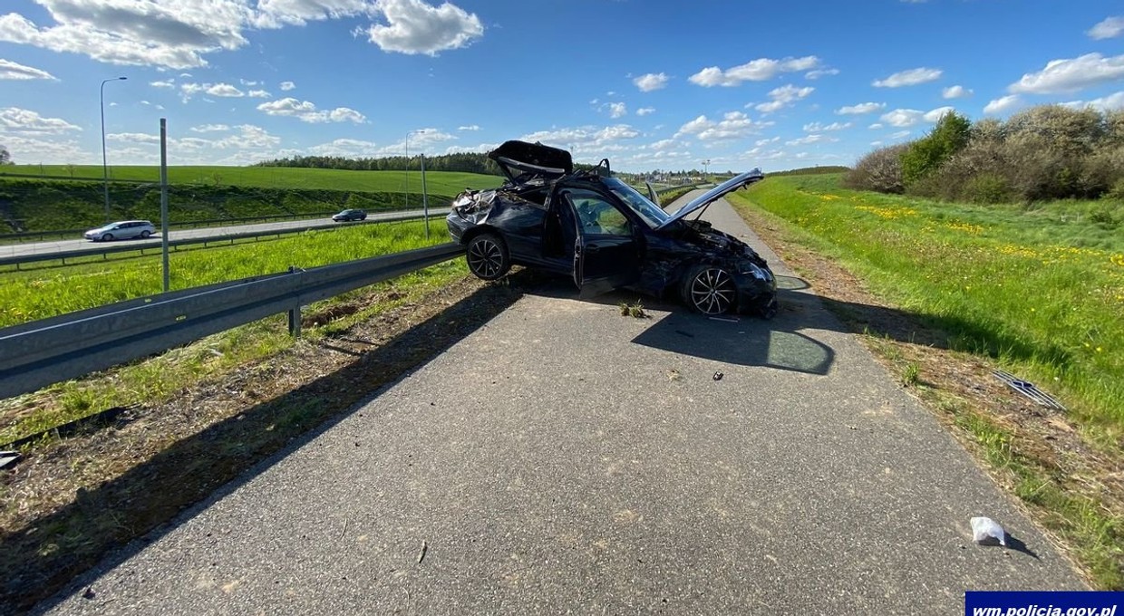 Pijana w Mercedesie wypadła z drogi S7. Siatka i bariera jej nie powstrzymały
