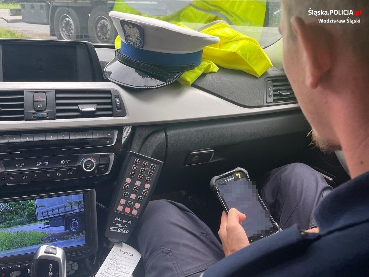 Policjanci zatrzymali rumuńskiego kierowcę ciężarówki. Musiał pojechać inną trasą