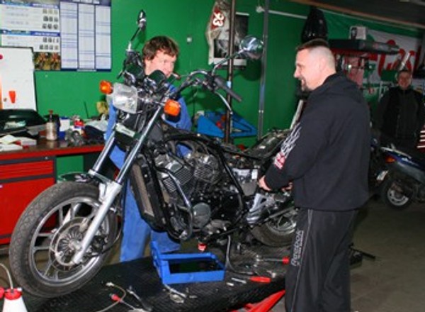 Motocykl wiosną: Zobacz co warto wiedzieć zanim wyruszysz na trasę