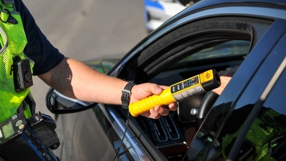 Obraz pochodzący z serwisu https://mazowiecka.policja.gov.pl/wra/aktualnosci/99240,Kierowali-pod-wplywem-alkoholu-i-podroz-zakonczyli-uderzajac-w-ogrodzenie.html