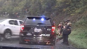 Auto uderzyło w radiowóz i prawie zmiotło dwójkę policjantów [Nagranie]