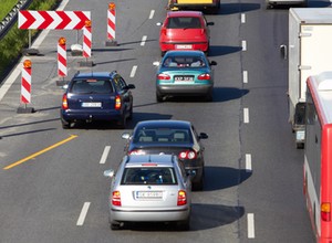 Nowe pytania na egzaminach na prawo jazdy – o suwak i korytarz życia. Sprawdź, czy zdasz