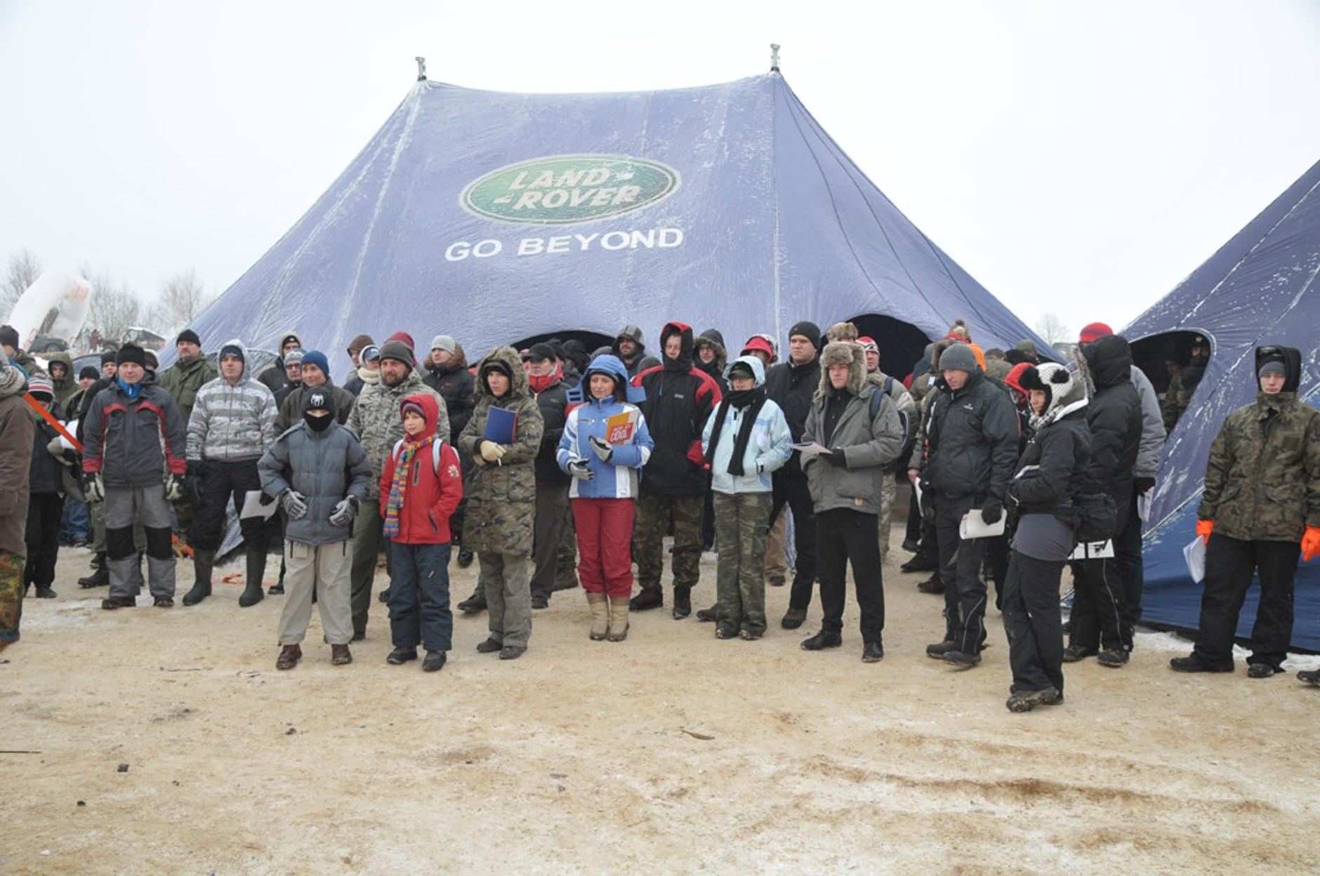 Terenowa integracja „dla choinki” pod znakiem śniegu i mrozu