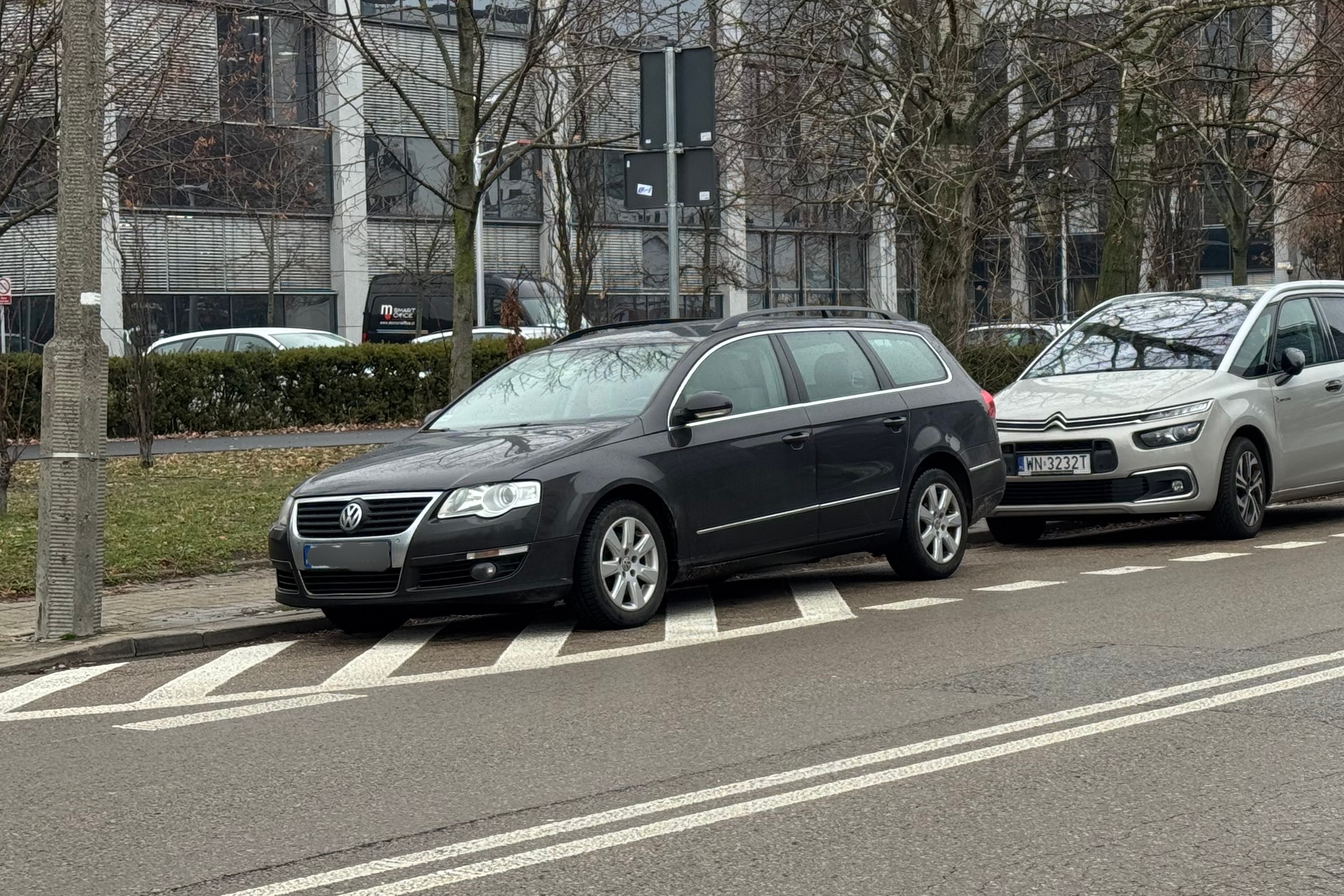 Częściowe parkowanie na polu wyłączonym z ruchu. Każdy tak robi, a okazuje się, iż nie wolno