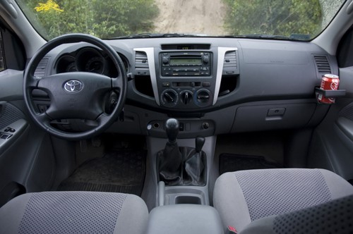 Nissan NP300 kontra Toyota Hilux. Porownanie pikapów do pracy