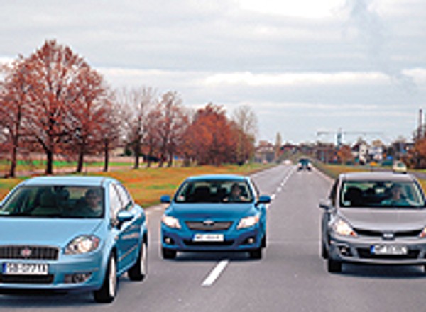 Fiat Linea, Toyota Corolla, Nissan Tiida - Nowi wśród sedanów
