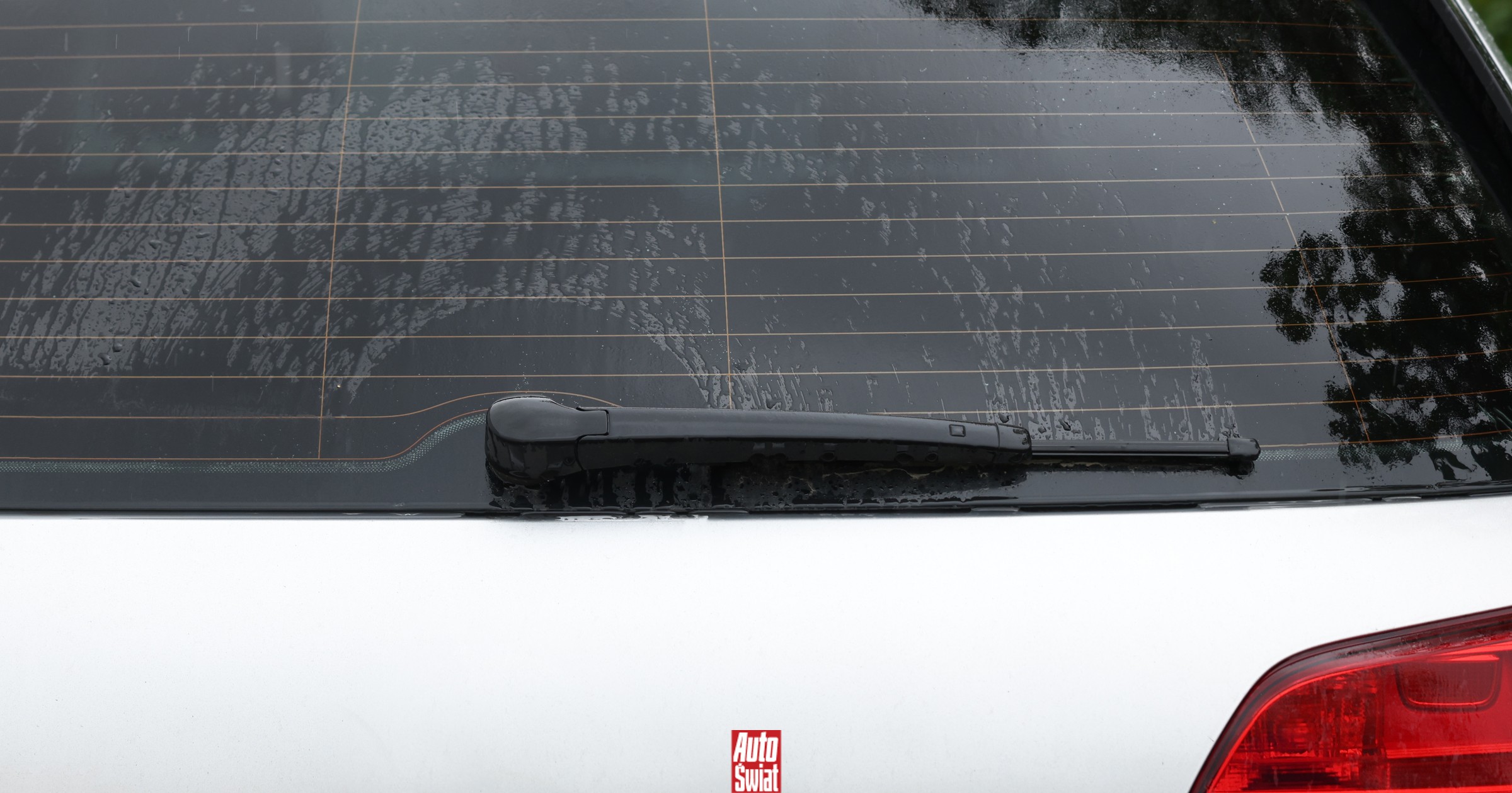 Twój samochód ma na tylnej szybie poziome linie? To bardzo dobrze