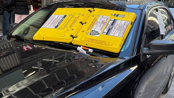 Urządzenie Barnacle zastępuje blokadę na koło. Przysysa się do szyby, a zwolnienie następuje po opłaceniu mandatu