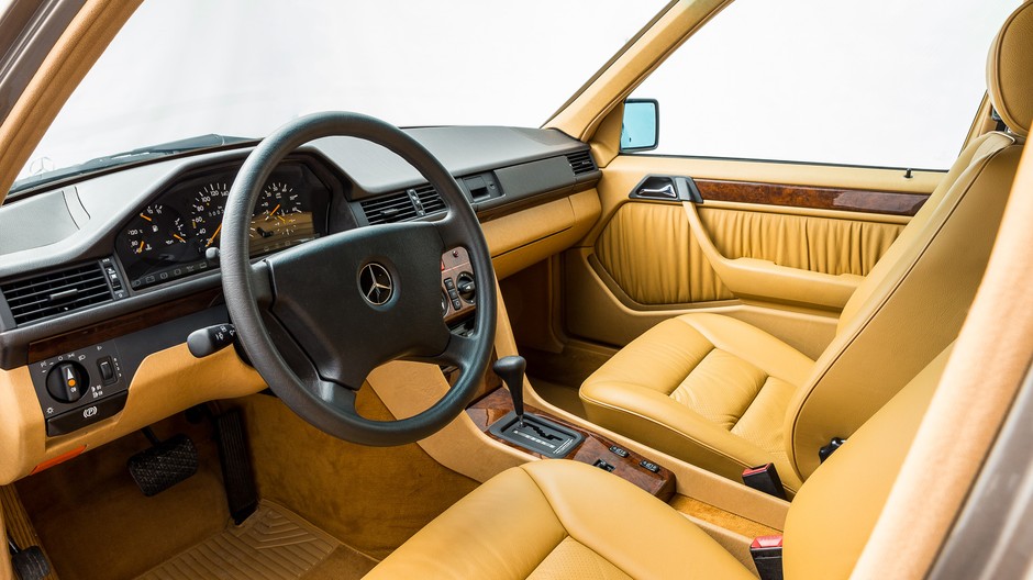 Mercedes 300 D z przebiegiem 384 km