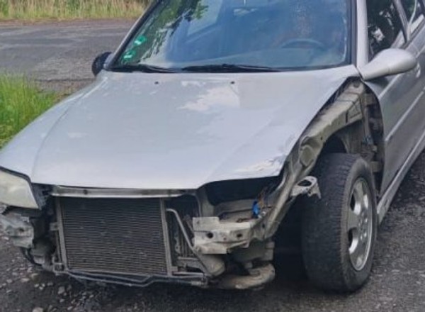 Jechał zdekompletowanym Oplem bez prawa jazdy
