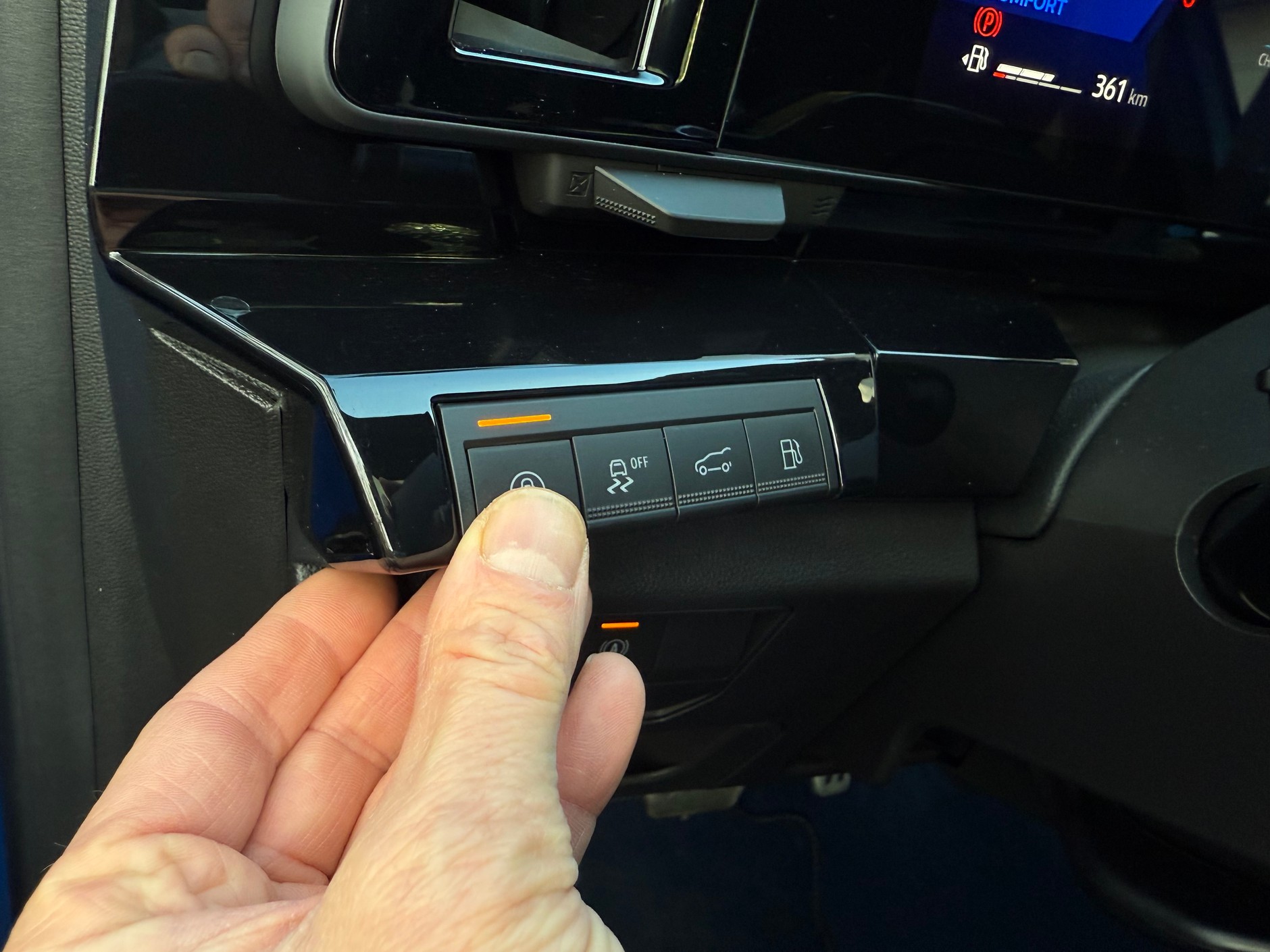 Przycisk wyłączający ESP może znajdować się także w mniej widocznych miejscach, takich jak panel umieszczony w okolicach kolan kierowcy