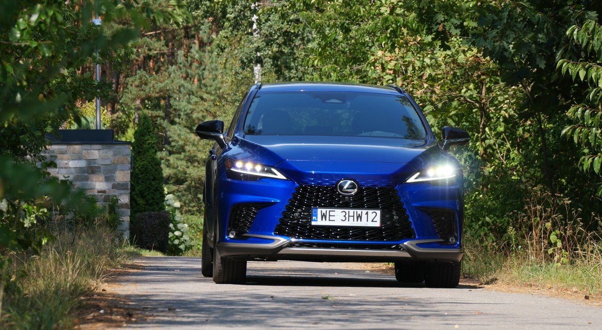 Sprawdziłem, co ma Lexus RX 450h+, czego nie mają inni. Warto przepłacić?