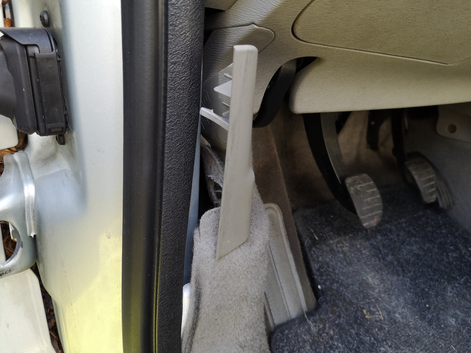 Renault Kangoo 1.6 2007: auto z ogłoszenia: odpadające maskownice