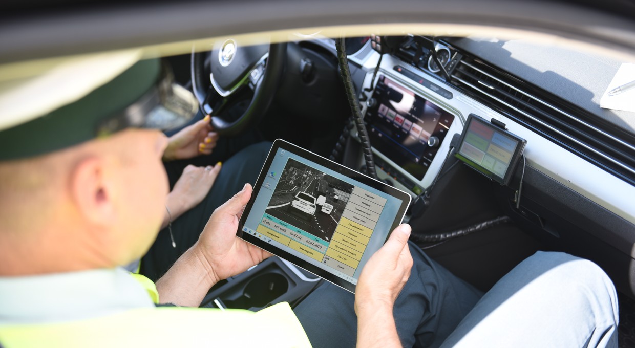 Mobilne fotoradary dalej "polują" na drogach. Jak je rozpoznać?