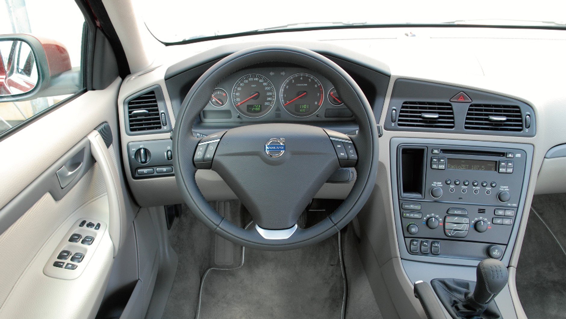 Stylistyczny skok w nowoczesność na tle Volvo z końca lat 90. Dobra ergonomia, ale tworzywa zaczynają czuć upływ czasu