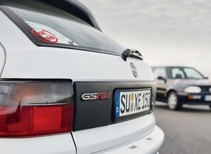 Golf VR6 kontra Astra GSI - komu bardziej należy się tytuł klasyka?
