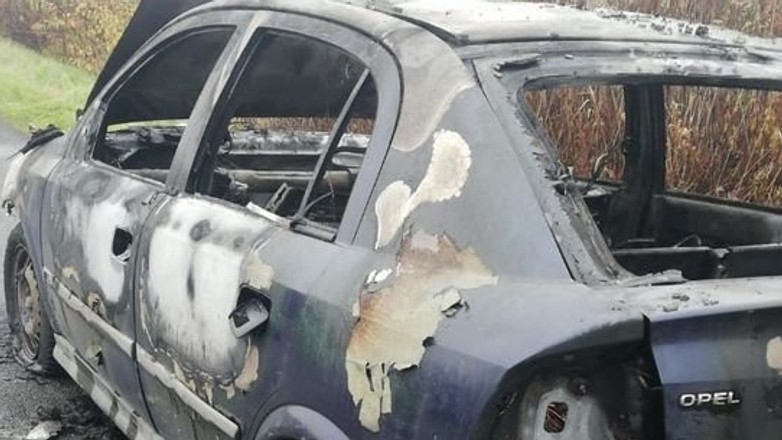 Kobieta uwięziona w płonącym Oplu