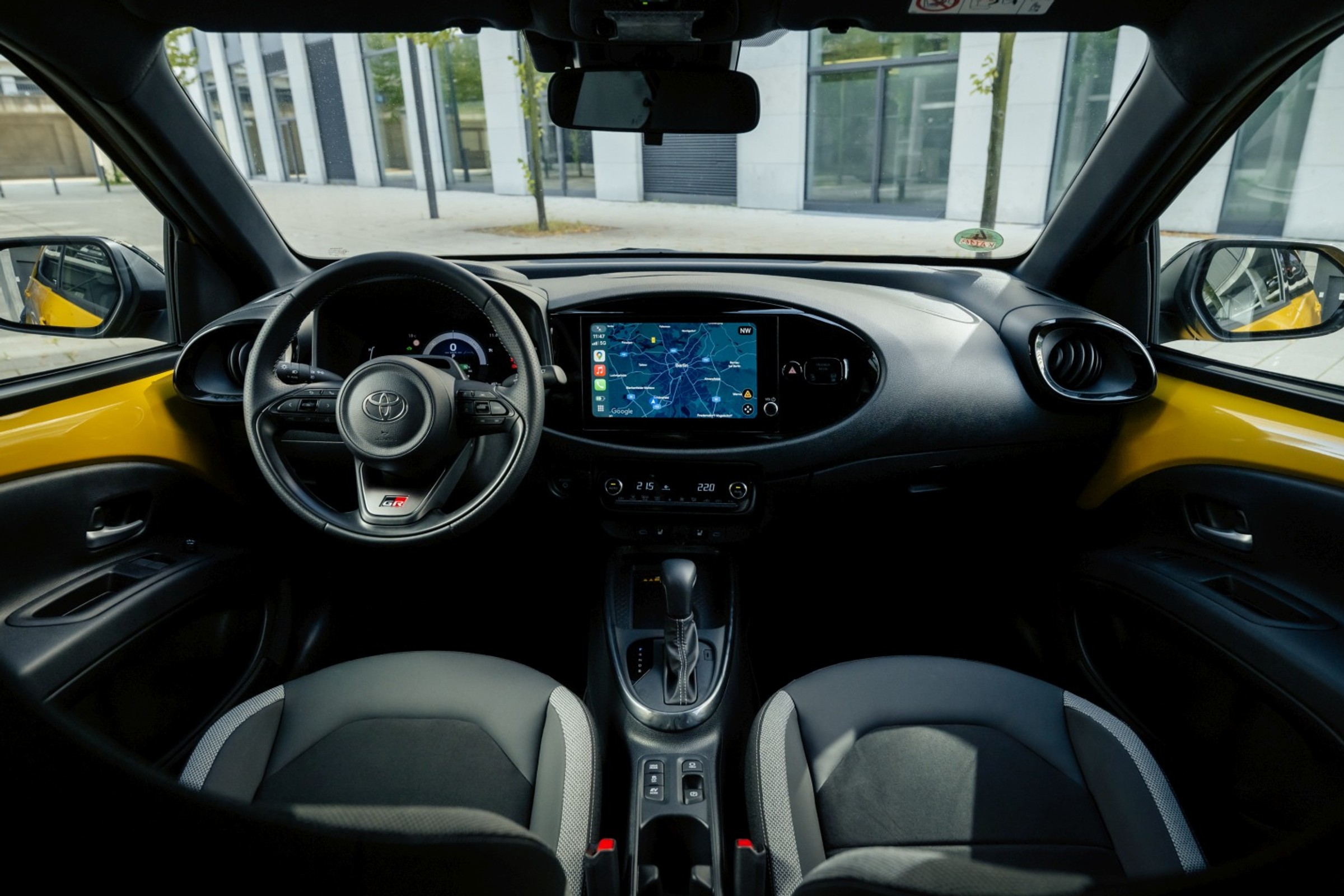 Polacy kupują nową hybrydową Toyotę w ciemno. Podali liczby. I nowe ceny