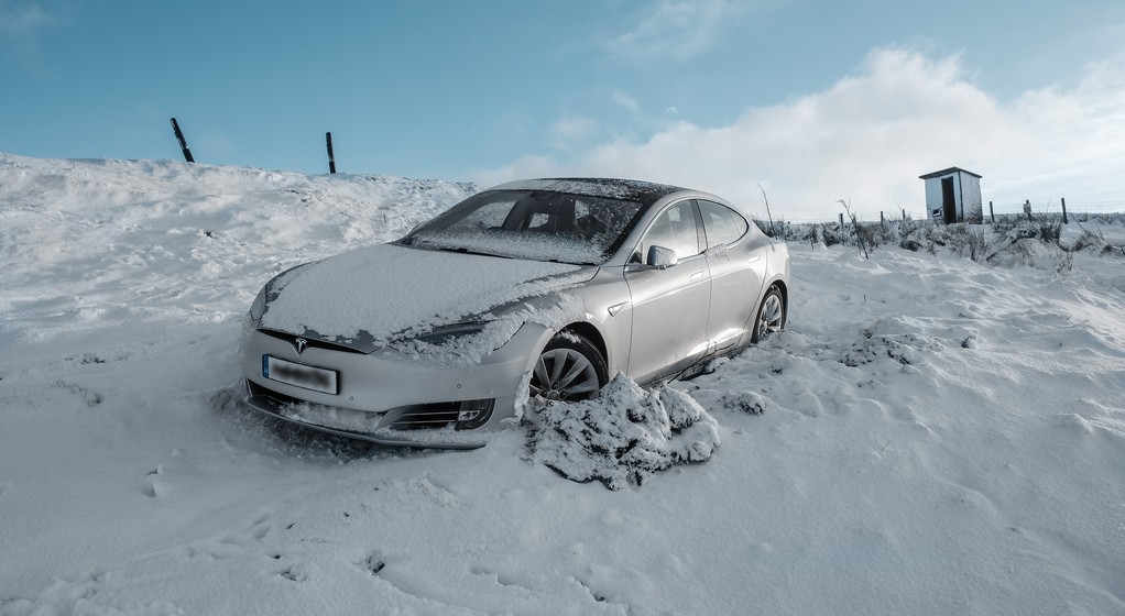 Utknąć w zaspie to nic przyjemnego – czy to w aucie elektrycznym, czy w spalinowym, Wyjaśniamy, w którym dłużej posiedzimy w cieple. 