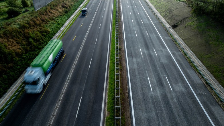 Trzypasmowa autostrada A2 na wysokości Poznania