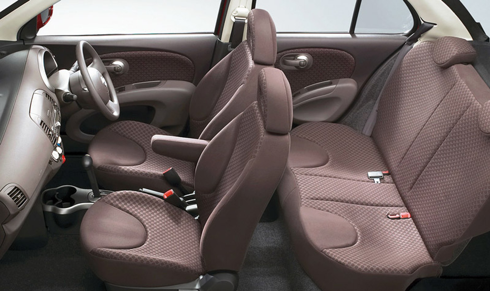 Japoński Nissan March (Micra) świeżo po restylingu