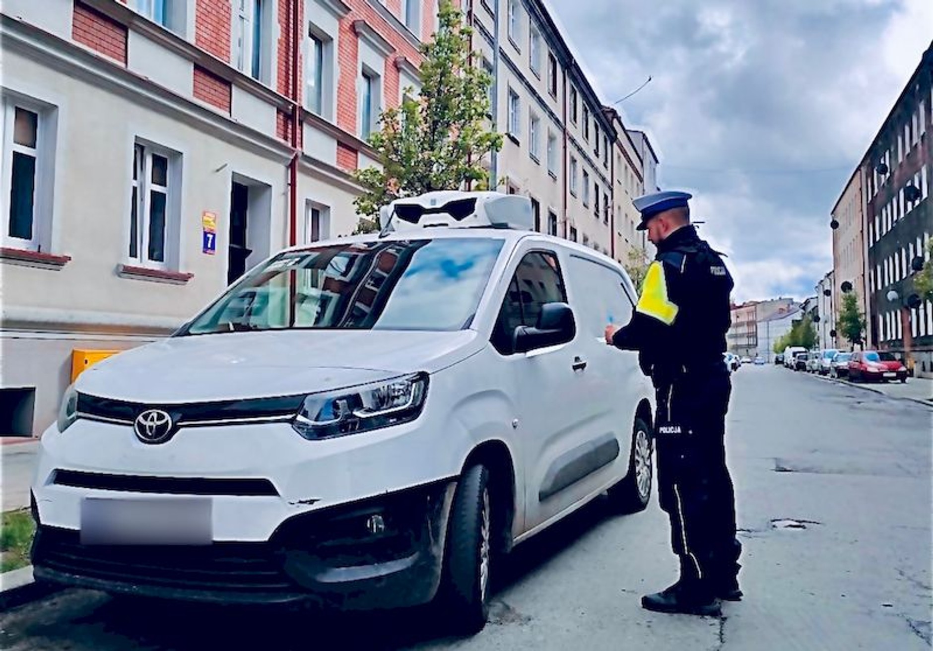 Policjanci zatrzymali kierowcę Toyoty. Po 16-latka przyjechał ojciec. Też bez "prawka". A nie, jednak nie