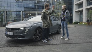 Auto Świat Pit Stop: Zabytkowa architektura i nowoczesne auta