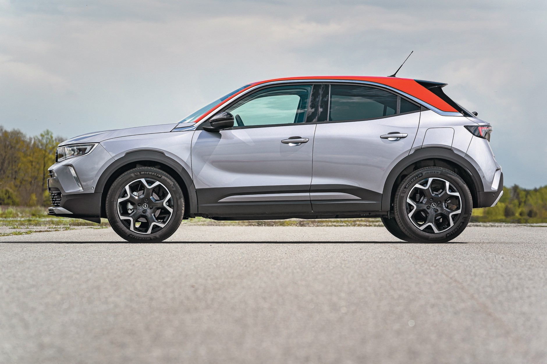 Spory przedni zwis, minimalny zwis tylny, zwarta, nie za wysoka sylwetka - Mokka to dynamiczny typ nie tylko z wyglądu