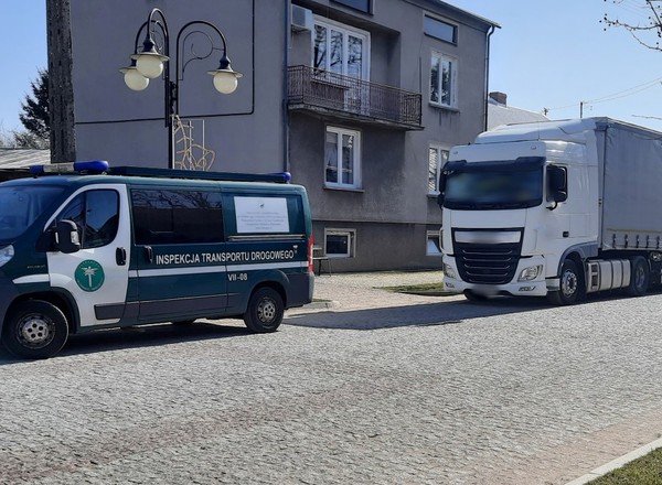 Kierowcy ciężarówek skracali sobie drogę. Mieszkańcy poprosili o kontrolę