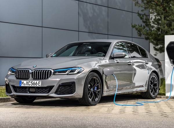 Hybrydowe BMW może się zapalić. Problemy z ładowaniem