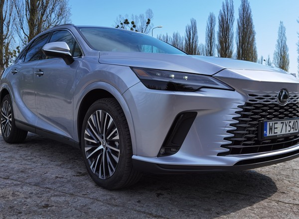 Lexus RX 350h. Podstawowa wersja silnikowa tego luksusowego SUV-a w zupełności wystarczy