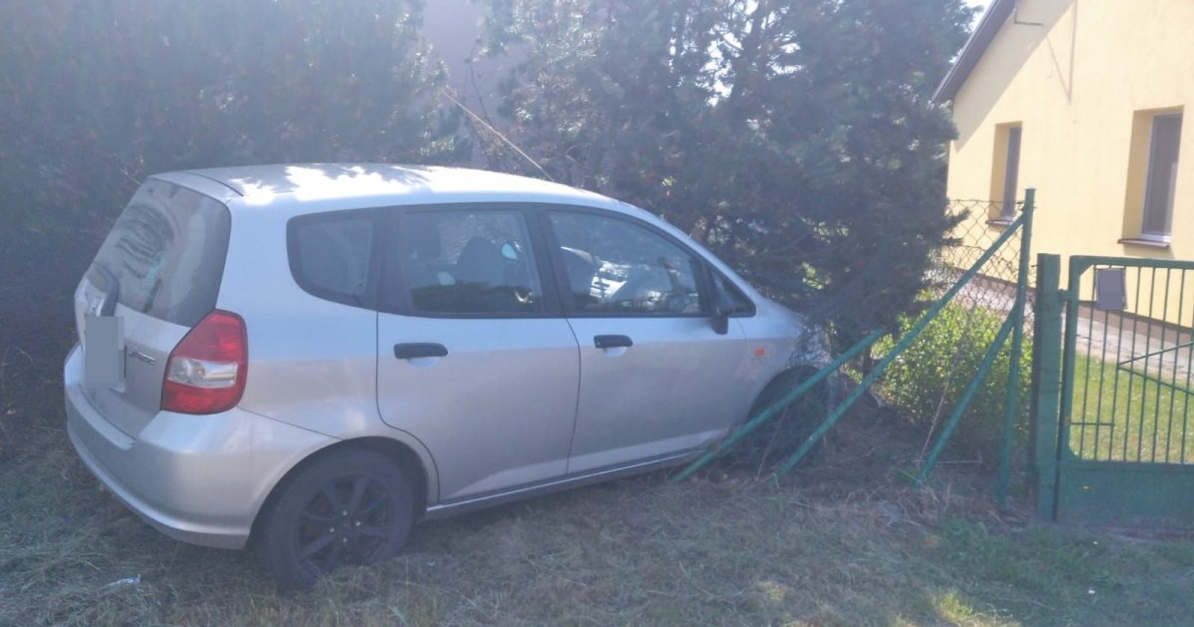 Jeden z mężczyzn kierował, drugi zmieniał biegi. Ich wyprawa zakończyła się na ogrodzeniu