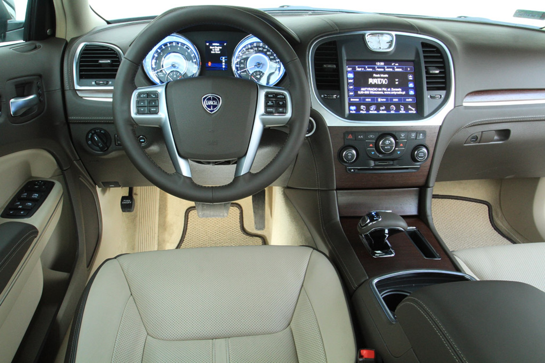 Test Lancii Thema: męski typ, damskie logo