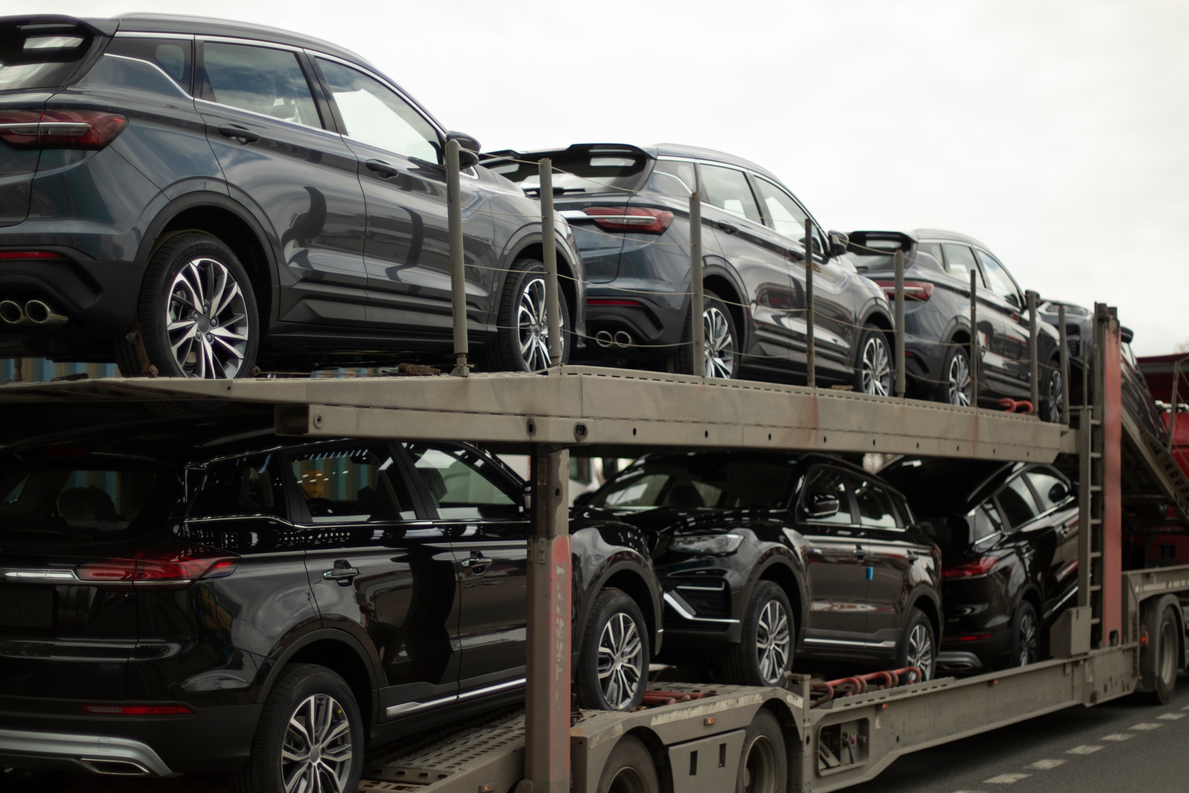 Ukraińcy masowo importują auta z USA. Wyróżnia się jedna marka