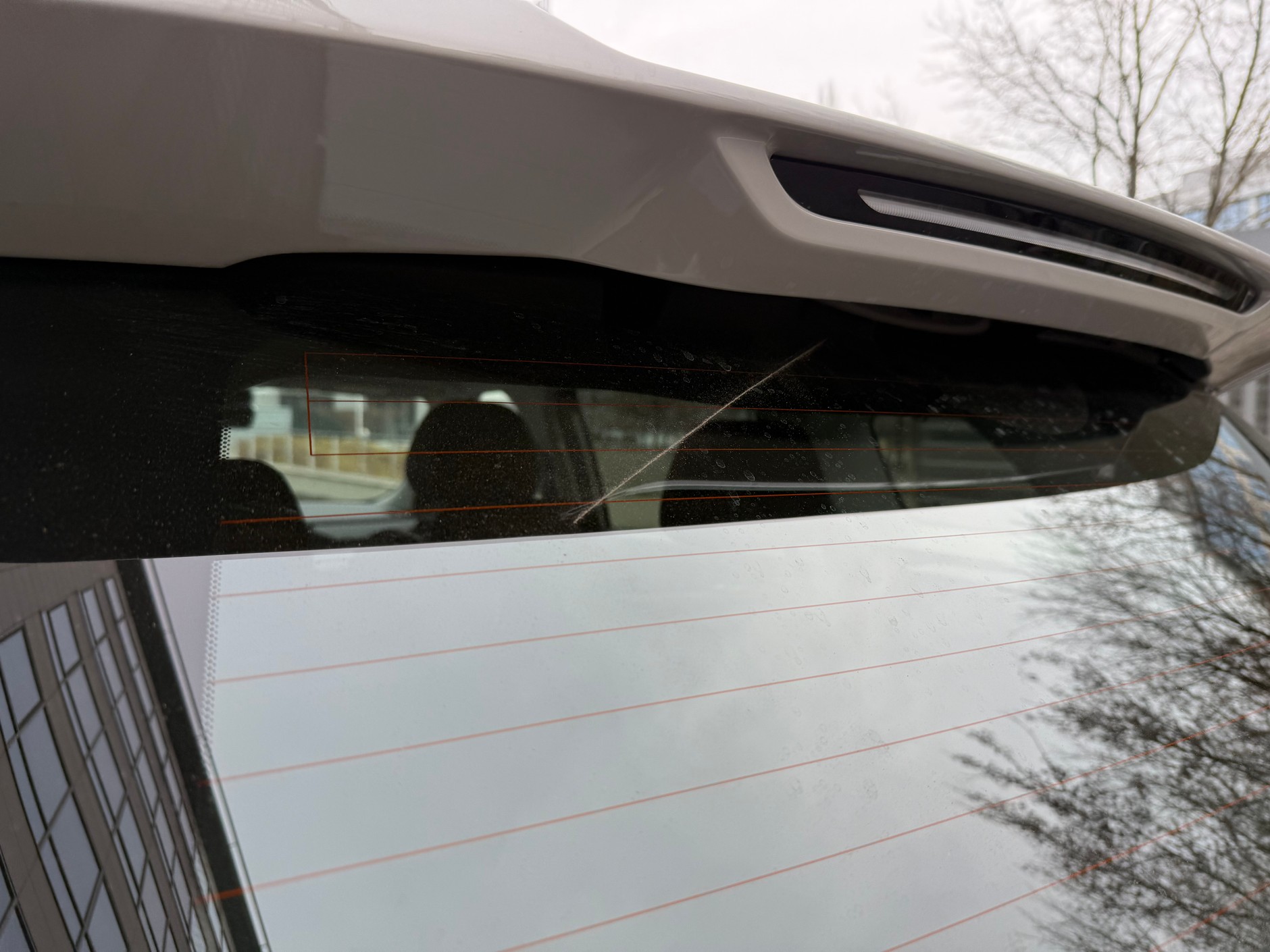 Tylna wycieraczka w pozycji spoczynkowej całkowicie schowana pod spojlerem 