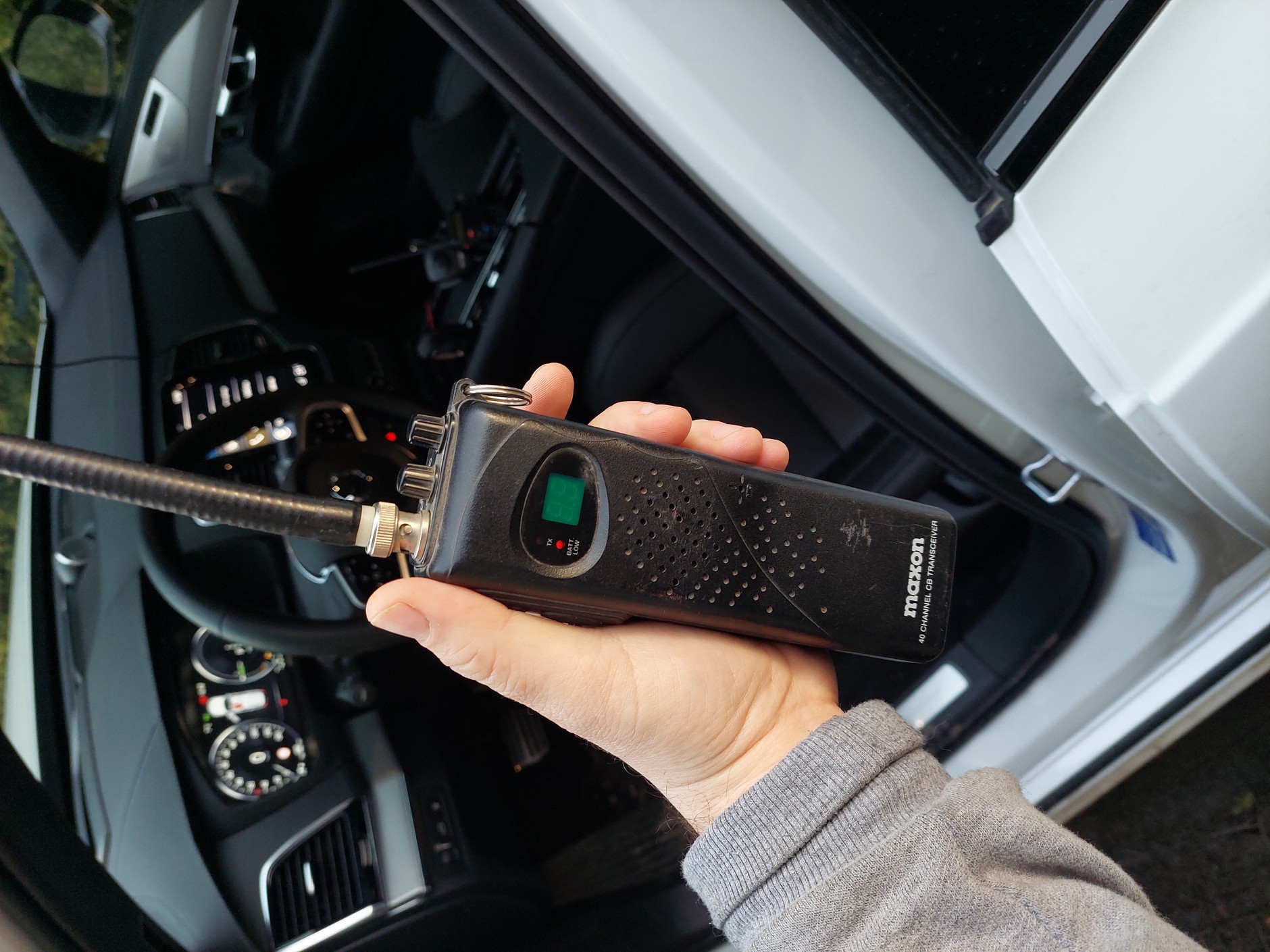 Ręczne radio CB – pozwala zachować łączność na krótkie dystanse. Zasięg to najwyżej kilka kilometrów.