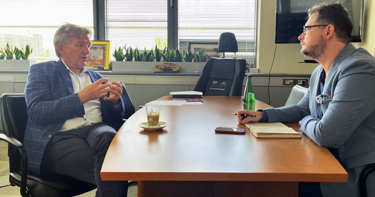 Jacek Pawlak, prezes Toyota Central Europe (po lewej)