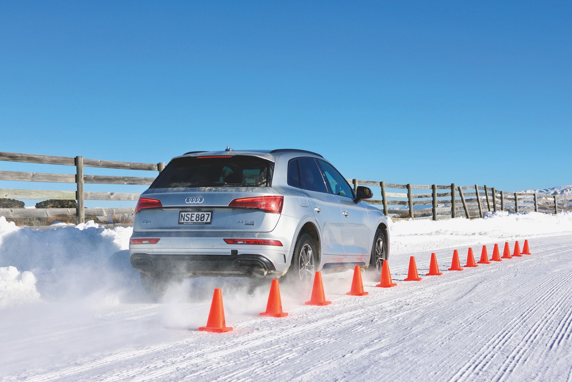 Hamowanie na śniegu należy do najważniejszych prób naszego testu.